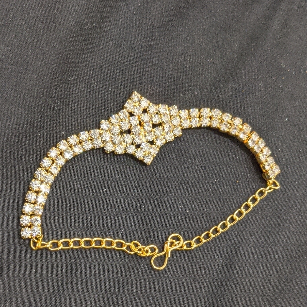 Elegant Gold Bracelet with Crystal Accents